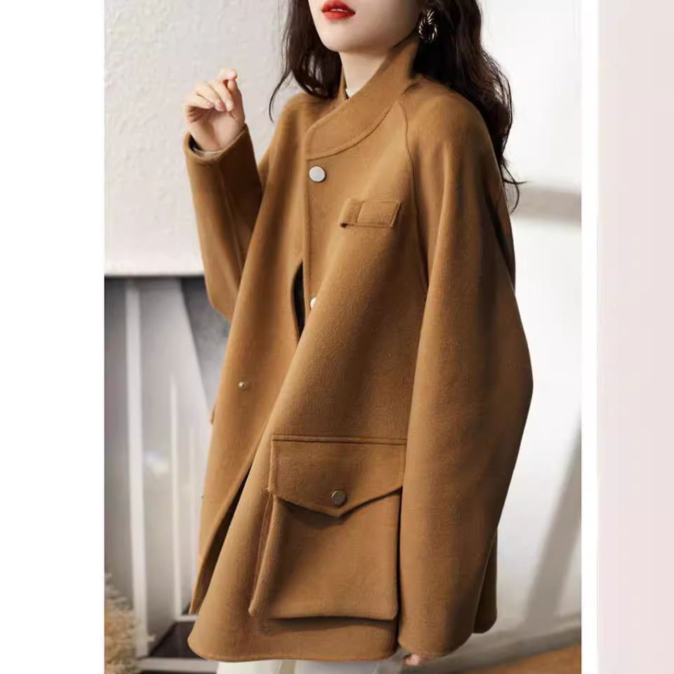 Women’s fashionable transition jacket with practical pockets