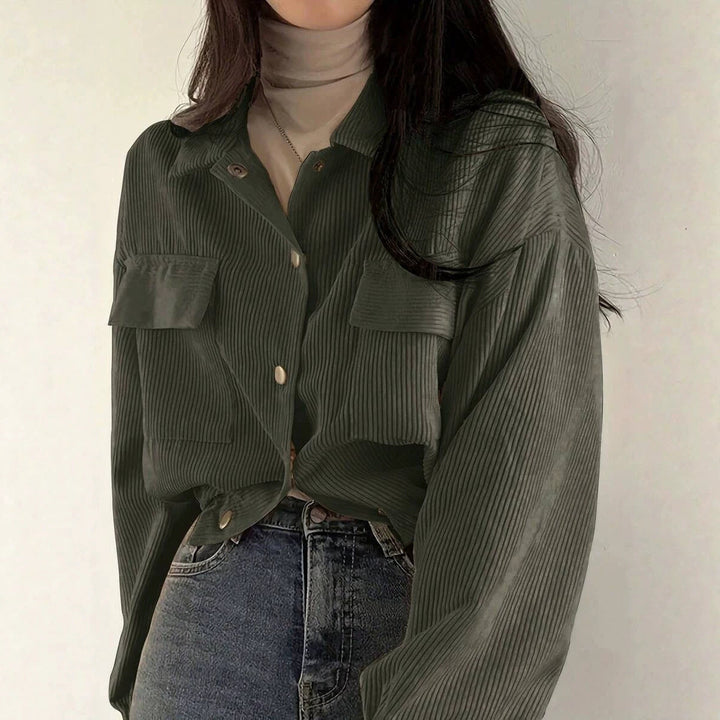 Women’s cropped overshirt jacket made of fine corduroy with snap buttons, chest flaps, and voluminous sleeves