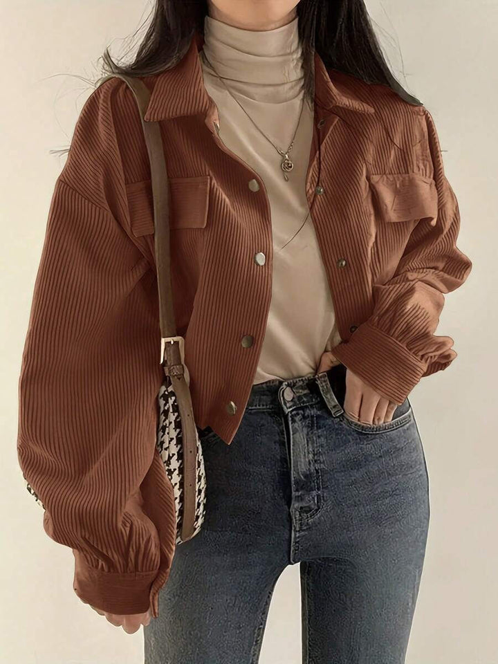 Women’s cropped overshirt jacket made of fine corduroy with snap buttons, chest flaps, and voluminous sleeves