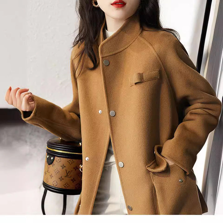 Women’s fashionable transition jacket with practical pockets