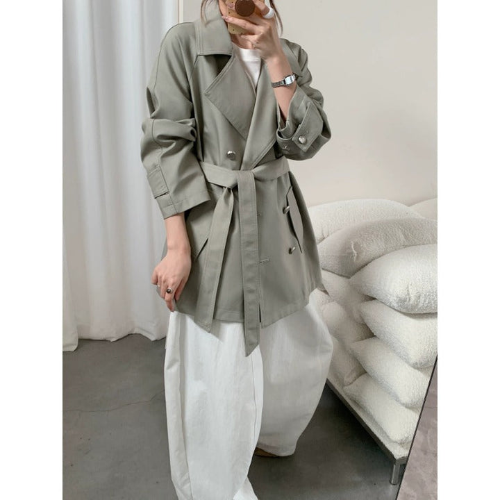 Women short trench coat with wide cut, double-breasted closure and tie belt