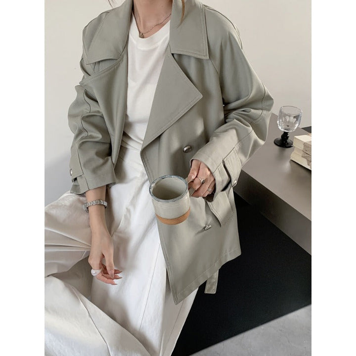 Women short trench coat with wide cut, double-breasted closure and tie belt