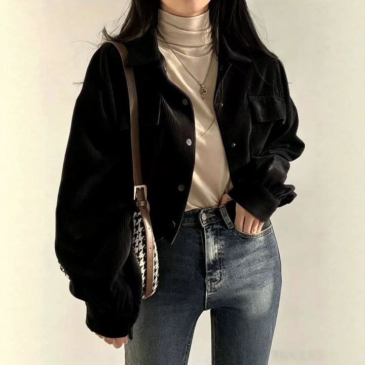 Women’s cropped overshirt jacket made of fine corduroy with snap buttons, chest flaps, and voluminous sleeves