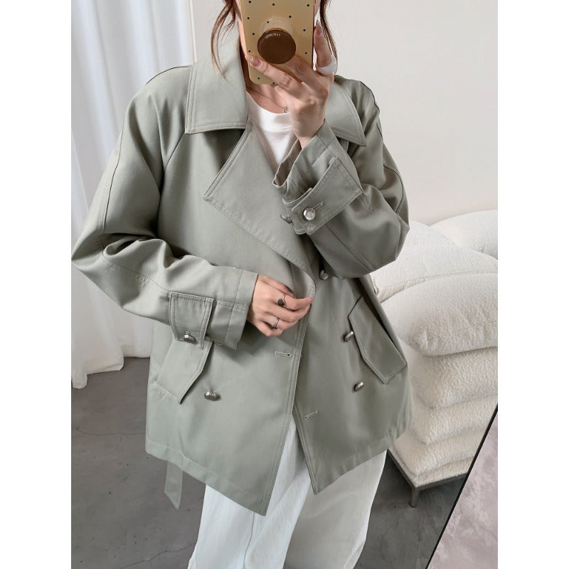 Women short trench coat with wide cut, double-breasted closure and tie belt