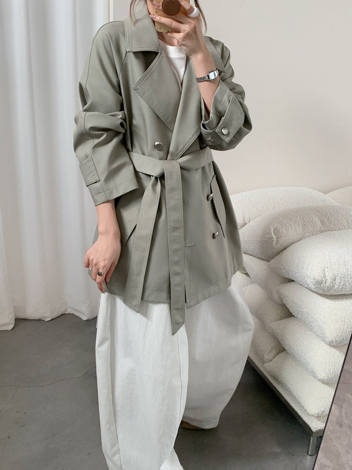 Women short trench coat with wide cut, double-breasted closure and tie belt