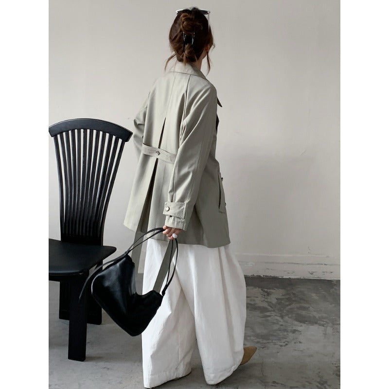 Women short trench coat with wide cut, double-breasted closure and tie belt