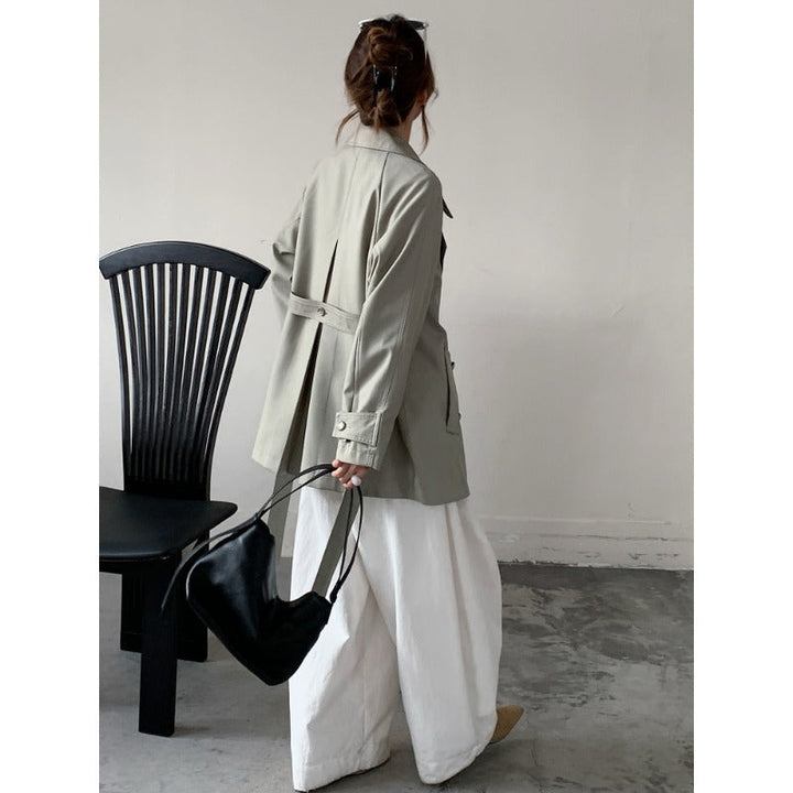 Women short trench coat with wide cut, double-breasted closure and tie belt