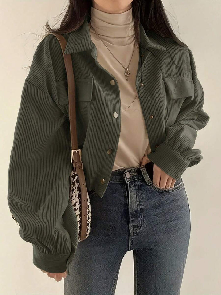 Women’s cropped overshirt jacket made of fine corduroy with snap buttons, chest flaps, and voluminous sleeves