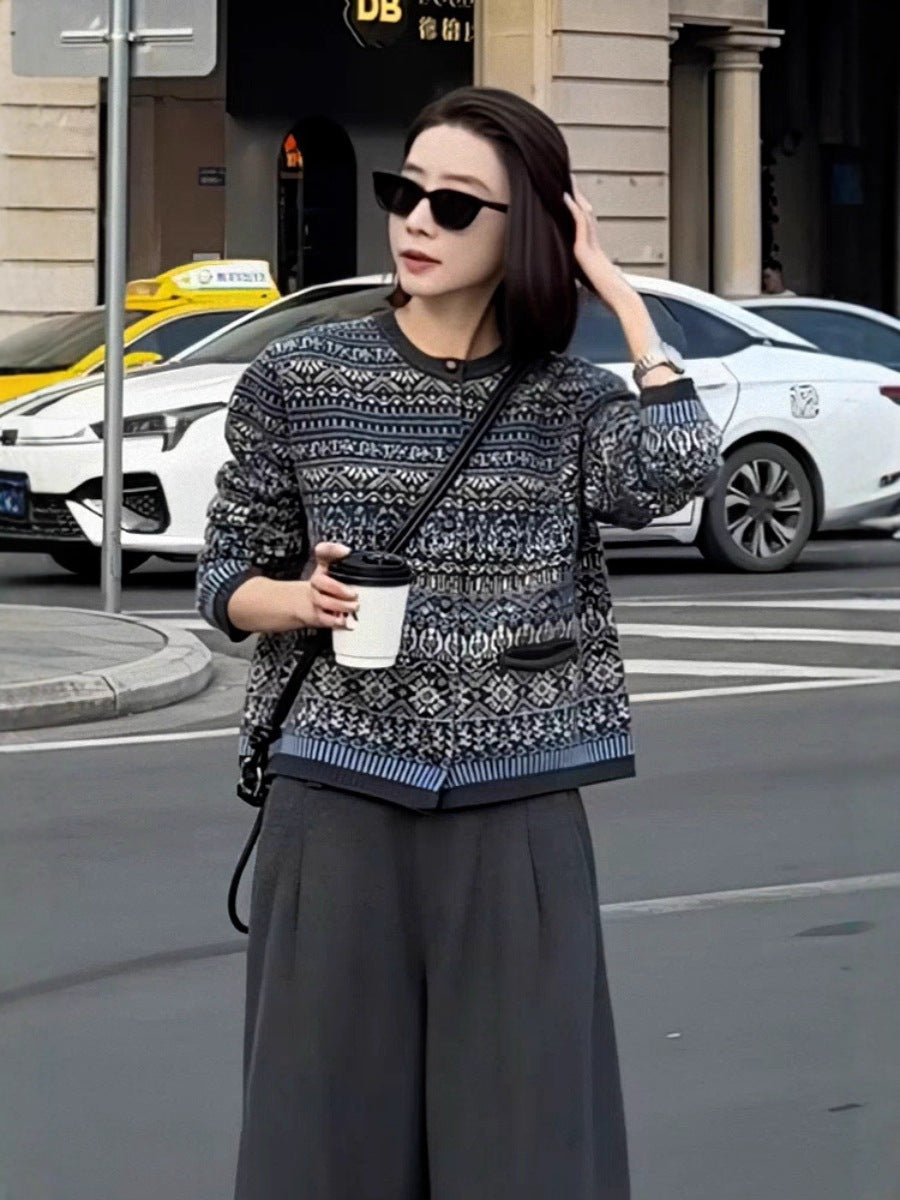 Ladies short jacket cardigan with jacquard pattern, ribbed cuffs and round neckline