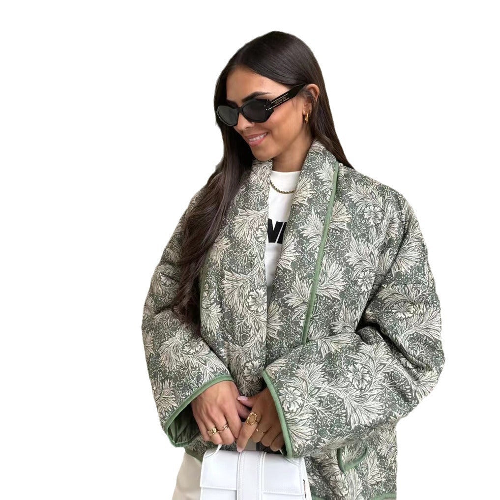 Ladies short-cut quilted jacket in vintage floral pattern with shawl collar and contrasting piping