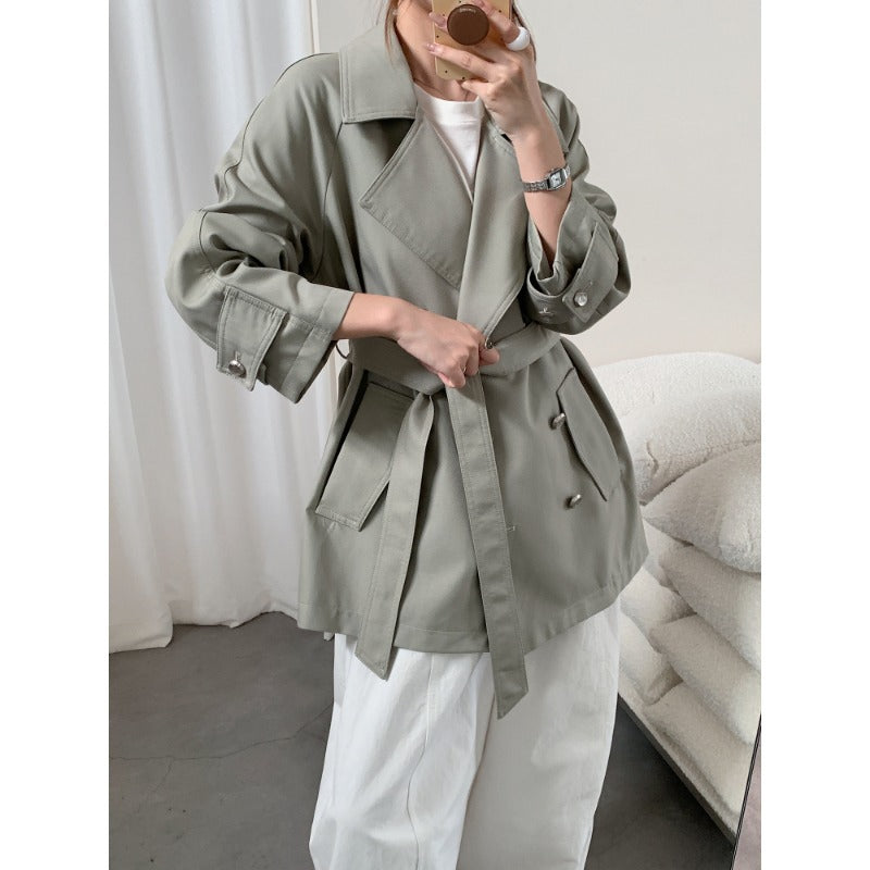 Women short trench coat with wide cut, double-breasted closure and tie belt