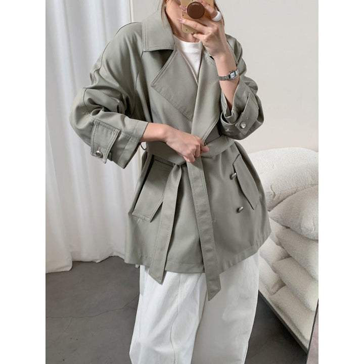 Women short trench coat with wide cut, double-breasted closure and tie belt