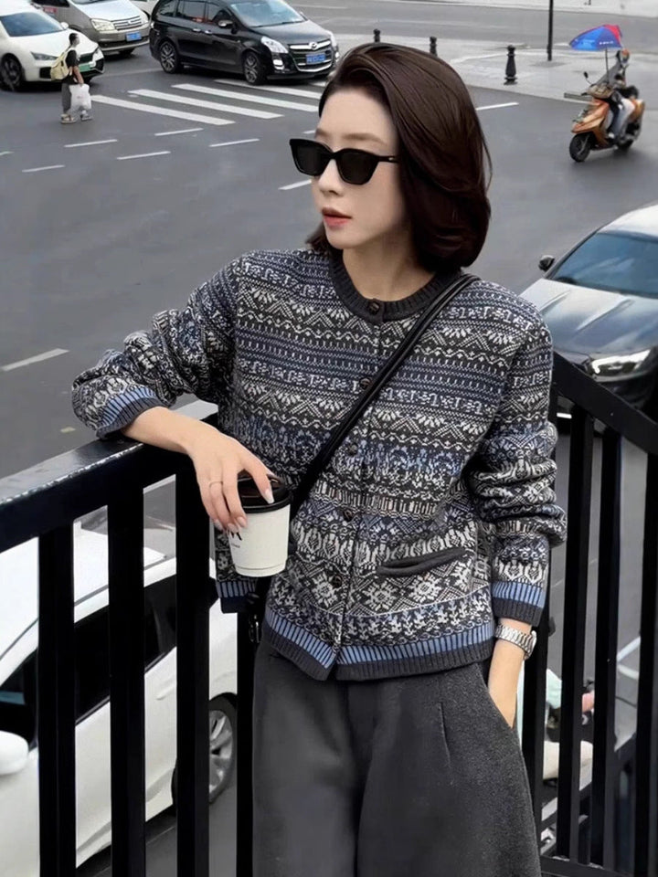 Ladies short jacket cardigan with jacquard pattern, ribbed cuffs and round neckline