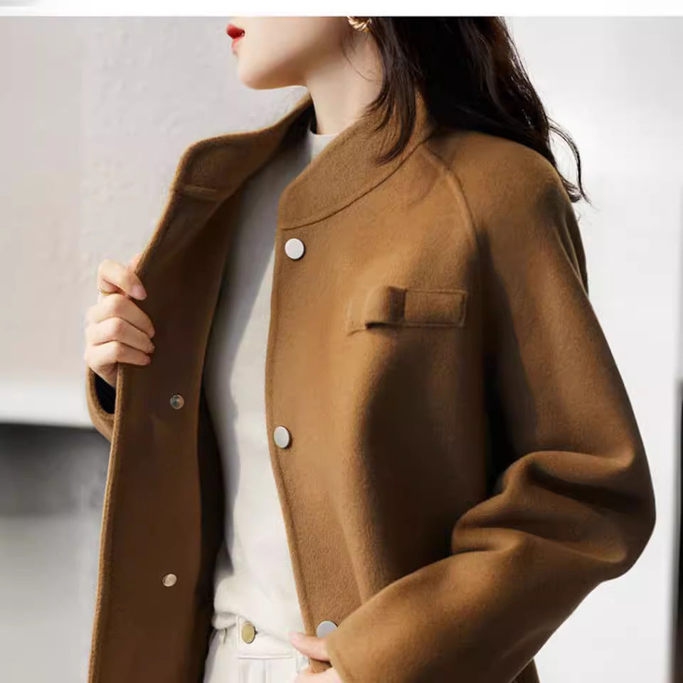 Women’s fashionable transition jacket with practical pockets