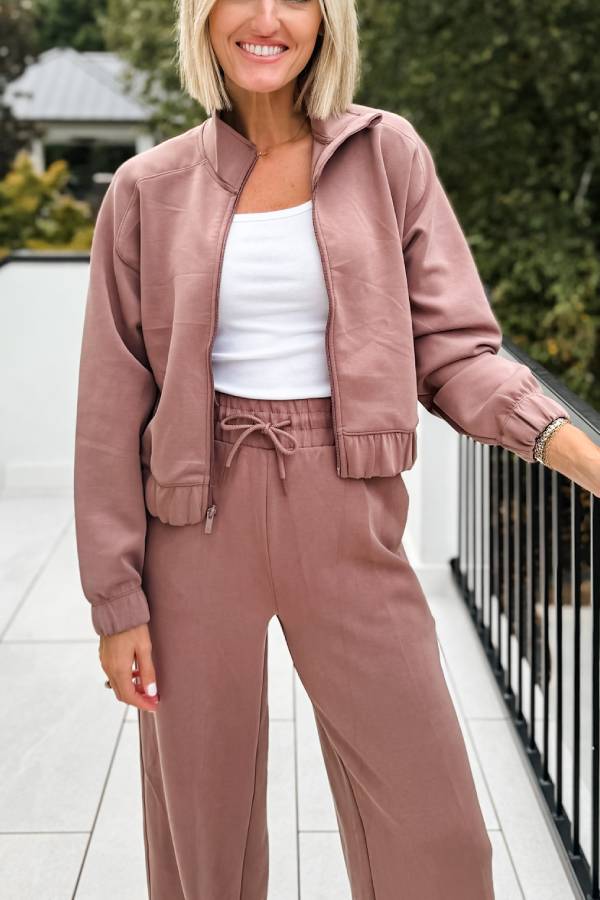 Sleek full zip jacket and high Waist elastic Bi pockets Loose Fit Sweatspodnie Set